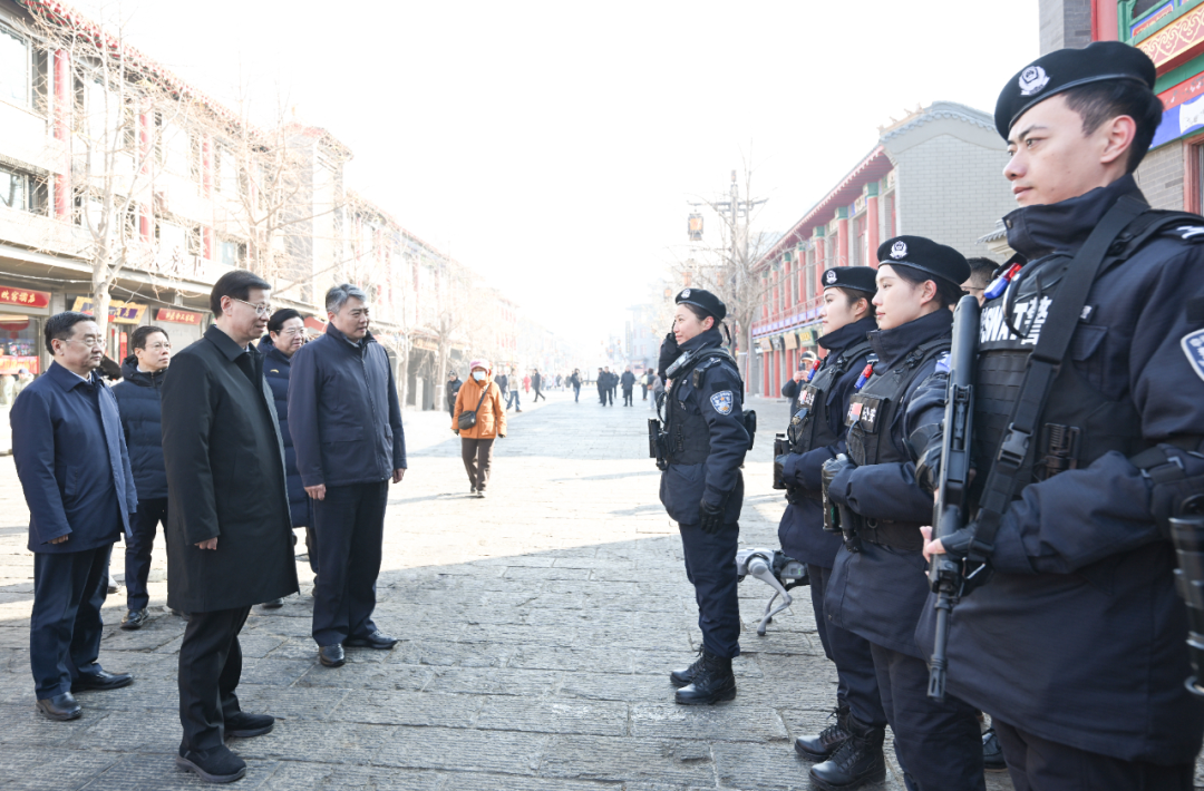 省委书记、省人大常委会主任许昆林，省委副书记、省长王新伟来到沈阳中街方城，看望慰问坚守岗位的公安民警。640.png