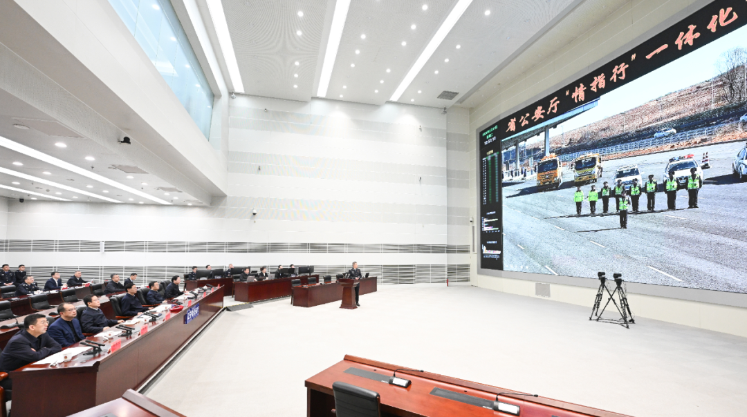 省委书记、省人大常委会主任许昆林，省委副书记、省长王新伟在省公安厅指挥中心，察看重点部位实时视频，检查调度安全稳定等工作。640.png