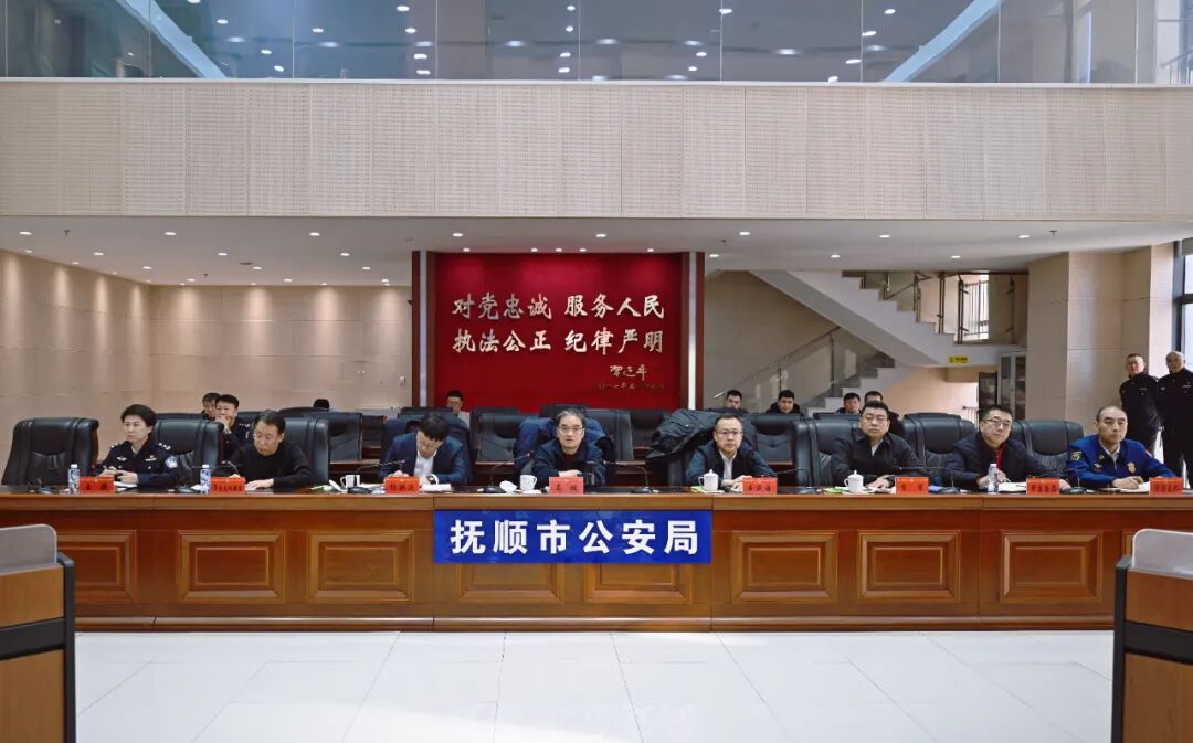 市委书记高键，市长王庆海到市公安局指挥中心二640.jpg